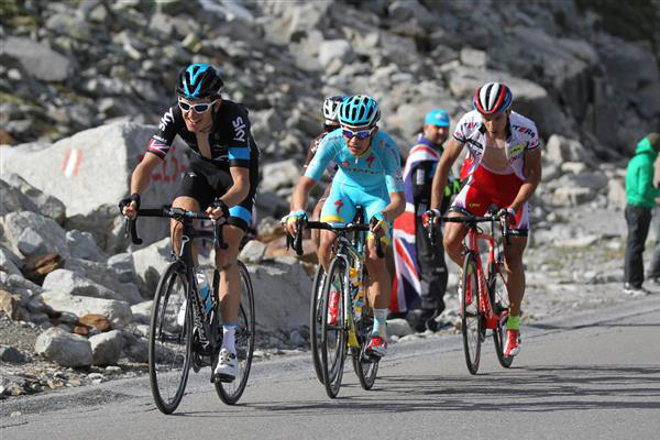 Geraint Thomas chases